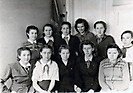 Пионервожатые-старшеклассницы и старшая пионервожатая школы (вторая справа в нижнем ряду)